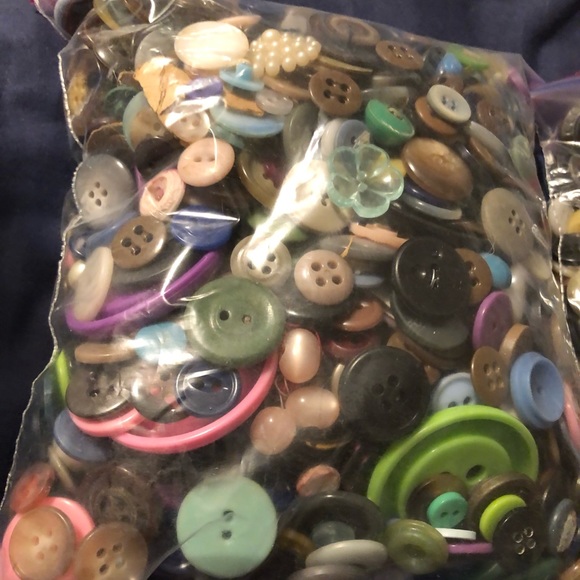 Lot of two quart size bags of buttons. One full and one a little over half full - Picture 4 of 6